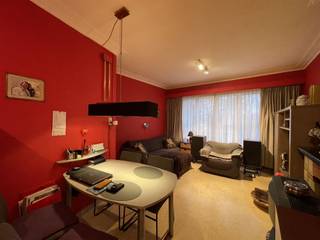 <p><span>HOEK 51: 2850 BOOM: </span></p><p><span> </span></p><p><span>Halfopen woning met carport in groene omgeving</span></p><p><span>Deze halfopen woning geniet van een uitstekende centrale ligging, tussen het groene Rumst-Terhagen en Boom. Scholen, supermarkten en openbaar vervoer liggen op fietsafstand. <br />Via de A12 hebt u een vlotte verbinding richting Antwerpen en Brussel. De omgeving leent zich perfect voor wie graag wandelt of graag rust en natuur opzoekt.</span></p><p><span> </span></p><p><span>De woning omvat:</span></p><p><span>Gelijkvloers: een ruime garage, ideaal als parkeerruimte of extra opslag. Vanuit de garage is er directe toegang tot de tuin, waar u de carport aantreft. Deze is bovendien makkelijk bereikbaar via een zijweg, wat in- en uitrijden erg praktisch maakt.<br />Verdieping 1: leefruimte met toegang naar een keuken. <br />Verdieping 2: een ruime slaapkamer en een tweede kleinere slaapkamer die voorzien is van CV.</span></p><p><span>De woning vraagt een energetische opfrissing om te voldoen aan de huidige energie normen, wat tegelijk een mooie kans biedt om alles naar eigen wens in te vullen. </span></p><p><span>Interesse of meer info? <span>info@immodillen.be</span></span><span> of bel ons gerust via 03888 44 01.</span></p><p><span> </span></p>