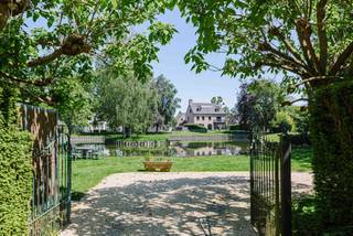 <p><span>Wetteren -</span><span> Karaktervol duplexappartement met garagebox</span></p><p><span> </span></p><p><span>In Residentie Orangerie, een karaktervolle residentie gelegen in een groene villawijk te Wetteren, bevindt zich dit stijlvolle duplexappartement op de derde verdieping. </span></p><p><span> </span></p><p><span>De residentie onderscheidt zich door haar statige architectuur, verzorgde uitstraling en uitzonderlijk rustige ligging. </span></p><p><span>Dankzij de zijligging binnen het gebouw geniet u van veel natuurlijke lichtinval doorheen de verschillende leefruimtes.</span></p><p><span> </span></p><p><span>Residentie Orangerie bevindt zich in een groene parkomgeving. De gemeenschappelijke tuin met vijver vormt een bijzonder aangename plek om tot rust te komen en draagt bij aan het unieke woonkarakter van deze residentie. </span></p><p><span> </span></p><p><span>Enkele troeven: </span></p><ul><li><span>Instapklaar duplexappartement met 3 slaapkamers</span></li><li><span>Energiezuinig (EPC B)</span></li><li><span>Zuidgericht terras waar u in alle privacy van de zon geniet</span></li><li><span>Gelegen in een groene parkomgeving met gemeenschappelijke tuin en vijver</span></li><li><span>Lift aanwezig</span></li><li><span>Garagebox inbegrepen</span></li></ul><p><span> </span></p><p><span>Indeling: </span></p><p><span>Inkomhal met gastentoilet, leef- en eetruimte met toegang tot het zuidgericht terras, geïnstalleerde keuken met berging, slaapkamer en badkamer met dubbel lavabomeubel, ligbad en toilet. </span></p><p><span>De duplexverdieping omvat een ruime nachthal, twee slaapkamers, waarvan één met ensuite badkamer met douche, lavabo en aansluiting voor wasmachine. </span></p><p><span> </span></p><p><span>Inclusief garagebox. </span></p><p><span> </span></p><p><span>Belangrijk: </span></p><p><span>Richtprijs: 298.000 EUR</span></p><p><span>EPC: B</span></p><p><span> </span></p><p><span>Contacteer Axel Lenaerts Makelaars voor meer informatie of een bezoek: destelbergen@axellenaerts.be of 09/219.08.77</span></p>