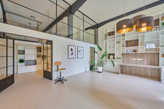 Gelijkvloerse loft met 2 terrassen, tuin en plafonds van 4,8m in het groene Nerem. De loft heeft een oppervlakte van maar liefst 190m² en...