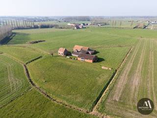 Op een sublieme locatie is deze hoeve gelegen op een perceel van maar liefst 7.290m² in het pittoreske Vossenhol, een gehucht van Maldegem...