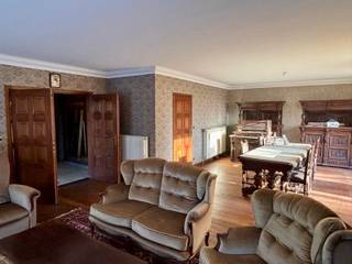 <p>Op zoek naar een unieke kans om jouw droomwoning te realiseren op een uitzonderlijke locatie? <br />Deze te renoveren laagbouwwoning biedt een zee aan mogelijkheden op een perceel van maar liefst 4769 m², omgeven door rust, natuur en volledige privacy.</p>
<p><strong>Ligging &amp; troeven</strong><br />De woning is strategisch gelegen aan de rand van natuurgebied De Keiheuvel, gekend om zijn prachtige wandelroutes, bosrijke omgeving en unieke fauna &amp; flora. Hier geniet je elke dag van een groene oase en een ongeëvenaard gevoel van vrijheid. Dankzij de uitzonderlijke grootte van het perceel heb je volop mogelijkheden voor tuinliefhebbers, dierenhouders, of zij die op zoek zijn naar rust en ruimte.</p>
<p><strong>Indeling &amp; mogelijkheden</strong><br />De bestaande laagbouwwoning is volledig te renoveren en kan volledig naar eigen smaak en wensen ingericht worden. Het huis is reeds uitgerust met zonnepanelen en een zonneboiler, wat alvast een mooie energiebesparende basis vormt.</p>
<p><strong>Waarom kiezen voor deze woning?</strong></p>
<ul>
<li><strong>Zeldzaam perceel van 4769 m²</strong>: ideaal voor wie ruimte, natuur, en absolute privacy zoekt</li>
<li><strong>Direct aan natuurgebied</strong>: grens aan De Keiheuvel, perfecte uitvalsbasis voor natuurliefhebbers</li>
<li><strong>Energiezuinige basis</strong>: reeds voorzien van zonnepanelen en zonneboiler</li>
<li><strong>Volledig te renoveren</strong>: creëer jouw eigen visie, zonder compromissen</li>
<li><strong>Geschikt voor diverse doeleinden</strong>: een privaat domein, een gezinswoning, of zelfs ruimte voor hobby’s en dieren</li>
<li><strong>Tevens mogelijk om dit als projectgrond te kopen </strong>voor 3 open bebouwingen – heropbouw aan 6% btw!</li>
</ul>
<p><strong>Interesse?</strong><br />Wil je bouwen aan jouw eigen stukje paradijs in het groen? <br />Contacteer dan snel ons kantoor voor een bezoekje ter plaatse : 014 72 83 77 ofwel dossierbeheerder Jasmine Tegenbos op het nummer 0497 64 76 60</p>
<p></p>
