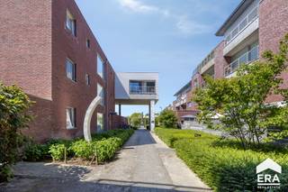 <p>Op zoek naar een <strong>instapklaar appartement met garage in Jabbeke</strong>? Ontdek dit lichtrijke appartement (97 m²) op de bovenste verdieping, rustig gelegen in het centrum van Jabbeke, doch vlot bereikbaar nabij winkels, openbaar vervoer en de E40.</p>

<p>De ruime leefruimte met grote raampartijen geniet van een overvloed aan natuurlijk licht en biedt een vrij uitzicht. Aansluitend bevindt zich een volledig uitgeruste keuken met kwaliteitsvolle materialen. Het appartement beschikt over 2 volwaardige slaapkamers, een badkamer, een apart toilet, een praktische berging én een aparte wasruimte.</p>

<p>Uniek zijn de twee ruime terrassen: een zonnig zuidwestgericht terras van 16 m² en een tweede terras van maar liefst 38 m² met noordwestelijke oriëntatie — ideaal om op elk moment van de dag van het buitenleven te genieten.</p>

<p>Extra comfort wordt geboden door de lift (enige appartement op de verdieping), centrale verwarming op gas (condensatieketel) en een gunstig EPC-label B (170 kWh/m²) — zonder renovatieverplichting.</p>

<p>Daarnaast beschikt het appartement over een privatieve zolder van 45 m² — een zeldzame extra bergruimte.</p>

<p>De afgesloten ondergrondse garage van 22 m² is inbegrepen in de prijs.</p>

<p>Kortom, een uitzonderlijk aanbod voor wie op zoek is naar een ruim en instapklaar appartement met garage in Jabbeke, op een topligging en met alle voorzieningen binnen handbereik.</p>