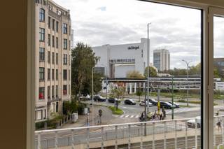 <p>Rechtstreeks van de eigenaars:</p><p>Op zoek naar een uitzonderlijk ruim appartement waar modernistische architectuur, hedendaags comfort en een uitstekende ligging samenkomen? Dan is dit prachtige appartement op de tweede verdieping van de statige Jan Van Rijswijcklaan beslist een bezoek waard!</p><p>Met maar liefst 250 m² woonoppervlakte neemt dit appartement de hele verdieping voor zich. Dankzij de 3 gevels biedt het een zeldzame combinatie van ruimte, licht en veelzijdigheid. Het pand werd tussen 2017 en 2019 grondig gerenoveerd, met respect voor zijn modernistische karakter en met alle aandacht voor hedendaags wooncomfort.</p><p>Het hart van het appartement is de bijzonder ruime leefruimte, waar het salon, de eethoek en de keuken harmonieus in elkaar overvloeien. Een heerlijke plek om tot rust te komen, uitgebreid te tafelen of vrienden en familie te ontvangen.</p><p>Met vier volwaardige slaapkamers en drie badkamers biedt het appartement alle ruimte voor een groot gezin, inwonende kinderen of gasten. Het afzonderlijke bureau in Engelse stijl maakt thuiswerken bijzonder comfortabel en biedt bovendien extra flexibiliteit in de indeling.</p><p>De Jan Van Rijswijcklaan is een van de karaktervolle lanen van Antwerpen, met een uitstekende bereikbaarheid via de belangrijkste in- en uitvalswegen. Winkels, scholen, openbaar vervoer en tal van voorzieningen bevinden zich binnen handbereik. De uitstekende Mobiscore van 9,4/10 onderstreept deze bijzonder gunstige locatie.</p><p>Wat maakt dit appartement zo bijzonder?</p><p>-> Liefst 250 m² op de tweede verdieping<br />-> Karaktervolle modernistische architectuur<br />-> Grondige renovatie uitgevoerd tussen 2017 en 2019<br />-> Royale leefruimte met salon, eethoek en keuken<br />-> 4 slaapkamers en 3 badkamers<br />-> 'English style' bureauruimte, ideaal voor thuiswerk<br />-> Uitstekende bereikbaarheid en Mobiscore 9,4/10<br />-> Gegeerde ligging aan de Jan Van Rijswijcklaan<br />-> Uit de hand te koop voor € 695.000</p><p>Een buitenkans voor wie royaal wil wonen in Antwerpen!</p>