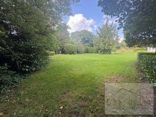 Op zoek naar een rustig gelegen bouwgrond met mooie bouwmogelijkheden? Dan is dit perceel zeker het ontdekken waard.<br /><br />Deze bouwgrond is gelegen in een rustige, doodlopende straat, waardoor u kunt genieten van een aangename woonomgeving met weinig verkeer, optimale rust en privacy.<br /><br />Het perceel beschikt over een totale oppervlakte van 660 m² en een mooie straatbreedte van circa 23 meter. Dankzij deze ruime perceelbreedte zijn er interessante mogelijkheden voor het realiseren van een aantrekkelijke woning, met voldoende ruimte voor een aangename tuin en buitenbeleving.<br /><br />Een ideale opportuniteit voor wie op zoek is naar een ruim perceel op een rustige locatie om er zijn of haar droomwoning te realiseren.<br /><br />Troeven:<br />Totale perceeloppervlakte van 660 m²<br />Straatbreedte van ca. 23 meter<br />Gelegen in een rustige, doodlopende straat<br />Weinig doorgaand verkeer<br />Aangename en rustige woonomgeving<br />Interessante bouwmogelijkheden<br />Ideaal voor het bouwen van een eigen droomwoning<br /><br />voor meer info contacteer ons.<br />
