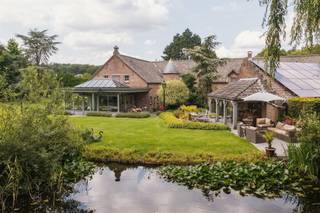 Mooie (tweewoonst)hoeve in het groen op uitzonderlijk perceel van 1,7 ha.Deze prachtige hoeve op een riant perceel is ideaal voor mensen die van rust...