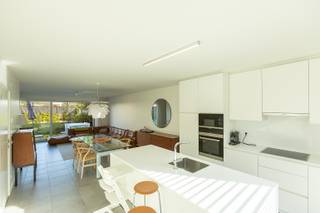 <p>Deze instapklare woning, gebouwd in 2017, is gelegen in een rustige en aangename woonwijk in Aalter. Dankzij de ligging bevindt u zich op korte afstand van het centrum, verschillende supermarkten en alle dagelijkse voorzieningen. Bovendien geniet de woning van een uitstekende energieprestatie met een <strong>EPC-label A+</strong>.</p><p> </p><p>Bij het binnenkomen komt u terecht in een aangename leefruimte met veel natuurlijk licht. Aansluitend bevindt zich de open keuken, waardoor beide ruimtes mooi met elkaar verbonden zijn en een aangename leefomgeving vormen. Verder beschikt het gelijkvloers over een apart gastentoilet en een inpandige garage. De woning is voorzien van vloerverwarming, wat zorgt voor een aangenaam wooncomfort.</p><p>Op de eerste verdieping bevinden zich drie volwaardige slaapkamers en een verzorgde badkamer met inloopdouche. De praktische indeling maakt deze woning geschikt voor zowel gezinnen als koppels die op zoek zijn naar extra ruimte.</p><p> </p><p>Ook op energetisch vlak is deze woning een mooie troef. Met het bouwjaar 2017, het EPC-label A+ en de aanwezige vloerverwarming geniet u hier van een energiezuinige en comfortabele thuis.</p><p>Kortom, een moderne en instapklare woning op een rustige ligging, met het centrum van Aalter en verschillende voorzieningen vlakbij.</p><p> </p><p>Bent u op zoek naar een woning waar u meteen kunt intrekken? Dan is een bezoek zeker de moeite waard.</p>