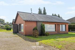 Voor meer info en foto’s, surf naar www.swevers.be – Vrijstaand wonen op een ruim en zuidgericht perceel, met alle leefruimtes op het gelijkvloers en volop mogelijkheden om de woning naar eigen smaak te renoveren. Bosstraat 20 in Koersel werd gebouwd in 1974 en beschikt over een bewoonbare oppervlakte van 112 m². Via de inkomhal bereik je het afzonderlijke toilet en de woonkamer van 29,20 m², met voldoende plaats voor een gezellige zit- en eethoek. Aansluitend bevindt zich de aparte keuken van 10,50 m², die rechtstreeks toegang geeft tot een ruime berging. De woning telt drie slaapkamers van 10,50 m², 9 m² en 7,20 m². Daarnaast is er een badkamer en bevinden alle belangrijke functies zich comfortabel op één niveau. Extra opbergruimte vind je op de zolder van ongeveer 45 m². Een belangrijke troef is het ruime perceel van 10a 85ca met zuidelijke oriëntatie. Hier is volop plaats voor een groot terras, speelruimte, moestuin of groene tuinzones.Ook de ligging is praktisch, met openbaar vervoer op circa 300 meter, restaurants vanaf 350 meter en scholen op ongeveer 1,5 km. Winkels en ontspanning bevinden zich op circa 2 km. Een interessante renovatiekans voor wie ruimte, een gunstige tuinoriëntatie en een vrijstaande woning zoekt. Voor meer informatie, bel 011 255 155. Bron bewoonbare oppervlakte: EPC – verslag. Dit pand is onderworpen aan de renovatieverplichting van de Vlaamse overheid voor residentiële gebouwen (behoudens bij sloop binnen 5 jaar na de aankoop). Consulteer voor meer informatie de website van het Vlaams Energie- en Klimaatagentschap via https://www.vlaanderen.be/een-huis-of-appartement-kopen/renovatieverplichting-voor-residentiele-gebouwen.