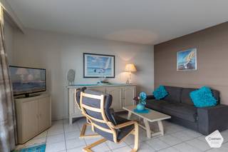 Deze ruime, gezellige studio met binnenslaapkamer bevindt zich in de zeer gegeerde residentie 'Duinenveld' te Nieuwpoort-bad.<br />Vanop het ruime terras heeft u een <strong>mooi zicht </strong>over de Franslaan.<br /><br />Door zijn <strong>uitstekende</strong> <strong>ligging</strong> zijn de winkelstraat en de Zeedijk <strong>op wandelafstand</strong> bereikbaar.<br /><br />De indeling is als volgt:
<ul>
	<li>Inkomhal;</li>
	<li>Gezellige, <strong>brede leefruimte</strong> met grote raampartijen die zorgen voor<strong> veel lichtinval</strong>;</li>
	<li>Open, volledig ingerichte keuken;</li>
	<li><strong>Ruim terras met namiddagzon</strong>;</li>
	<li>Aparte slaapkamer met dubbel bed en veel kastruimte;</li>
	<li>Badkamer met ligbad voorzien van vast douchescherm;</li>
	<li>Apart toilet;</li>
</ul>
Extra troeven:

<ul>
	<li><strong>Gunstig EPC - label B</strong>;</li>
	<li>Gemeenschappelijke fietsenberging;</li>
	<li><strong>Vloerverwarming</strong>;</li>
</ul>
Benieuwd? Aarzel niet en contacteer ons voor een plaatsbezoek!