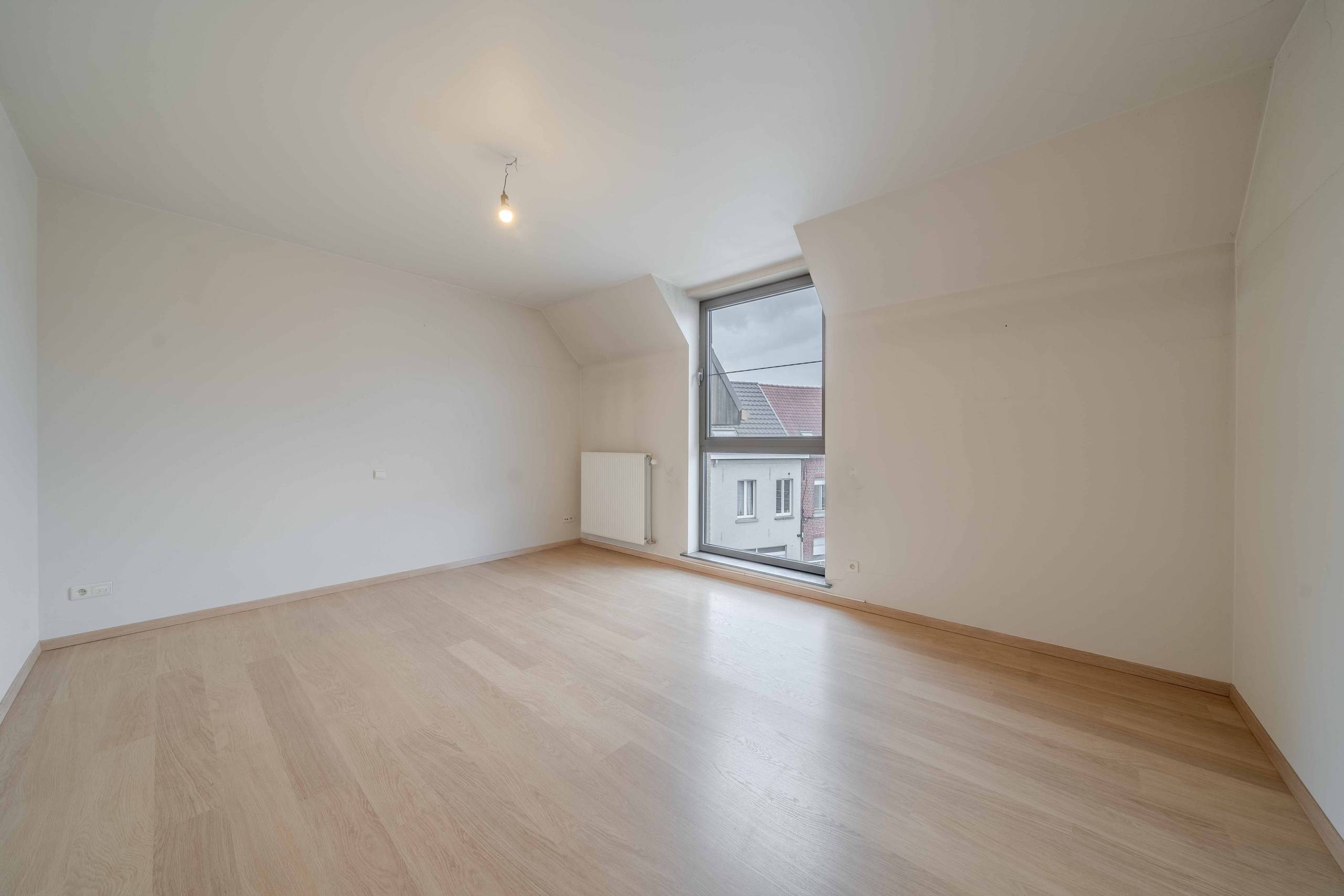 Veelzijdig handelspand met duplex appartement en ruim terras in het centrum van Wevelgem te koop! - foto 4