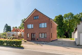 Deze te renoveren vrijstaande woning met een zeer degelijke structuur is gelegen langs de Grootstraat ter hoogte van nummer 88, op een...