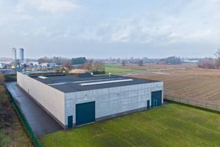Uitstekend gelegen bedrijfsgebouw met een oppervlakte van 1.393 m², inclusief 243 m² mezzanine opslagruimte, samen met 588 m² kantoorruimte en...