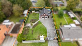 Bouwgrond van 1115 m², zuid gelegen voor open bebouwing inclusief dubbele garage van circa 114m² die momenteel bewoond is en ingericht als noodwoning.
Momenteel wordt ook alles verhuurd.

Dit goed is zuidelijk gelegen te Grens 81 in Arendonk kortbij de Nederlandse grens.

Bouwgrond voor open bebouwing met een perceelbreedte van 23,5 meter.

Alle nutsvoorzieningen zijn al aanwezig inclusief al een kelder van 8 m², regenwaterput, terras, poort en oprit.

Geen overstromingsgebied, blanco bodemattest en laag KI van € 375. 

De dubbele garage die nu ingericht is, daar is echt alles voorzien zoals op het gelijkvloers de living + keuken met afwasmachine, spoelbak, kookplaat met dampkap en koelkast met daarnaast een zeer praktische voorraadberging.

Op het eerste verdiep zijn er 3 slaapkamers, waarvan 1 grote en 2 kleintjes, badkamer en berging.

De verwarming is op aardgas (nieuwe aardgasketel geplaats in 2024), er is dubbele beglazing en rolluiken, de epc waarde is 220.

Ideaal ook voor starters die hier al willen wonen en zelf nog bouwen !
Na het bouwen kan de dubbele garage uiteraard blijven en dient men uiteraard in de gebouwde woning te wonen.

Momenteel geen domicilie mogelijk, enkel vanaf hier een woning gebouw wordt.

Voor verdere informatie kan U steeds terecht op ons kantoor. 014/82.15.15.