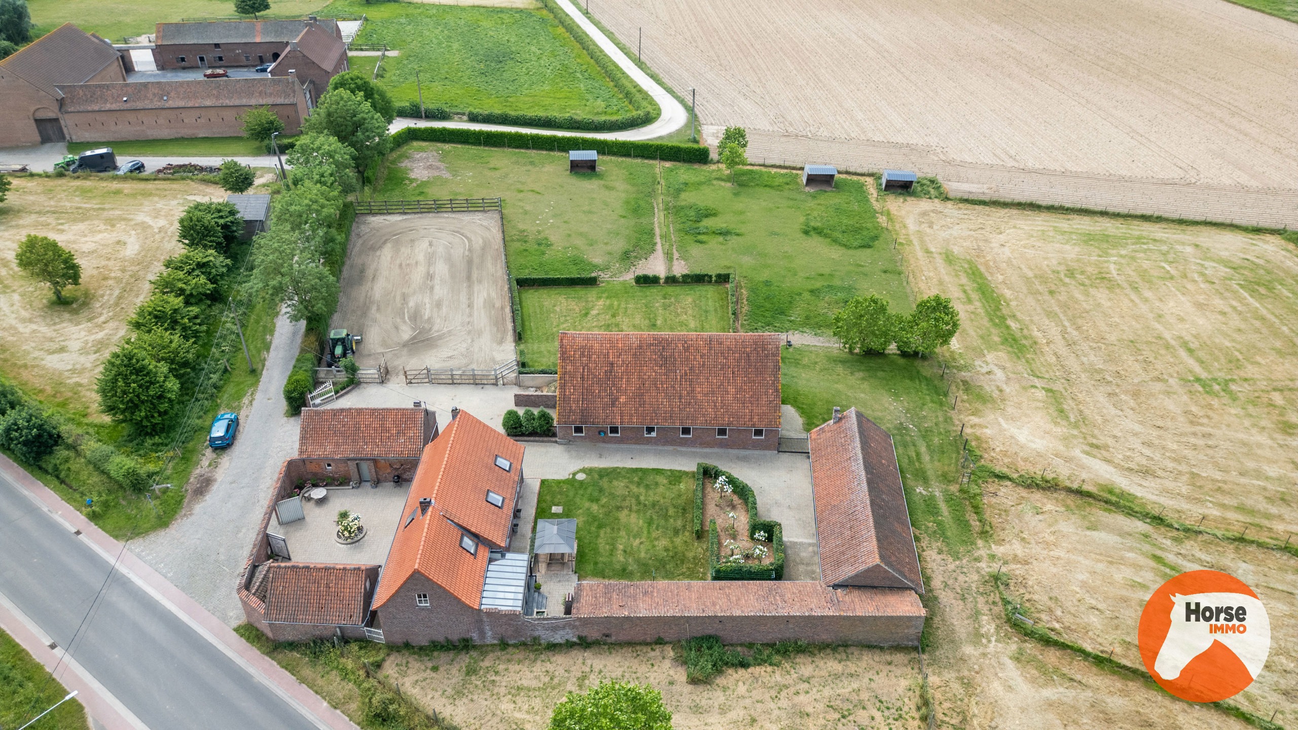 HEIKRUIS - Karaktervolle hoeve met stallen en piste op 1,7ha - foto 5