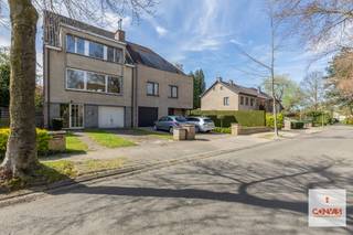 Bent u op zoek naar een woning die u volledig naar eigen smaak en stijl kan renoveren? Dan biedt deze ruime woning in Wondelgem een unieke kans.<br /><br />De woning is gelegen in een rustige straat, met een vlotte verbinding naar het stadscentrum, invalswegen, openbaar vervoer, scholen en buurtwinkels. U geniet hier van een aangename woonomgeving met alle voorzieningen binnen handbereik, terwijl u toch snel in het bruisende centrum van Gent staat.<br /><br />U betreedt de woning via de inkomhal, verder vindt u op het gelijkvloers een bureau- of hobbyruimte, ideaal voor wie van thuis uit werkt of een extra ruimte wenst. De ruime garage biedt plaats voor een wagen en bijkomende opslag. Achteraan bevindt zich de grote zuidwestgerichte tuin. Op de eerste verdieping bevindt zich een lichtrijke leefruimte met aansluitend een aangenaam terras, dat via een trap toegang biedt tot de zonnige tuin. Daarnaast vindt u er ook de keuken en een apart toilet. Op de tweede verdieping vindt u drie slaapkamers, een badkamer.<br />De mooie groen tuin is op vandaag heel ruim omdat de eigenaar het stuk bouwgrond van de buren erbij huurt. Dit kan zeker verder besproken worden.<br /><br />Komt u deze woning graag ontdekken? Contacteer Kobe via Kobe@convas.be om een bezoek in te plannen.