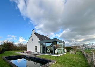 TE HUUR - ZOMERGEM. Op een uitzonderlijk rustige locatie in Zomergem vind je deze karaktervolle, volledig gerenoveerde fermette met...