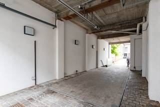 Laatste autostaanplaats te koop in project ”Mona“. Vlot bereikbaar, zeer veilig en voorzien van autolift. De laatste plaats is een zeer ruime voor twee wagens achter elkaar aan €40.000. Voor meer info of een bezoek ter plaatse, neem contact op met ons kantoor op 03 233 33 00 of via info@walls.be. P-score: C G-score: C