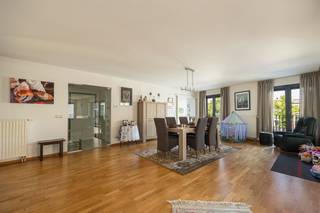 <p><span>Wonen op een unieke locatie in het historische centrum van Mechelen, met een prachtig uitzicht op de Dijle, de levendige Vismarkt en de iconische Sint-Romboutstoren? Dit ruime appartement van 142 m² combineert een uitzonderlijke ligging met comfort, licht en ruimte.</span></p><p><span>Gelegen op de eerste verdieping van de gegeerde Lamot-site, geniet dit appartement van twee aangename terrassen. Het eerste terras biedt een prachtig zicht op de Dijle en de Vismarkt, terwijl het tweede uitkijkt op het sfeervol aangelegde binnenplein. Dankzij de grote raampartijen baadt de leefruimte in natuurlijk licht en geniet u vanuit de woonkamer, keuken en het terras van een uniek stadszicht.</span></p><p><span>De indeling omvat een ruime inkomhal met gastentoilet, een praktische wasplaats/berging, een lichtrijke woonkamer, een goed uitgeruste keuken, twee volwaardige slaapkamers en een badkamer. De keuken is uitgerust met ingebouwde kasten, een inductiekookplaat, dampkap, vaatwasser, dubbele spoelbak, oven en koelkast. De badkamer beschikt over een ligbad met douchemogelijkheid en een dubbele lavabo.</span></p><p><span>Een absolute meerwaarde is de ondergrondse dubbele autostaanplaats op niveau -2, bereikbaar via de Guldenstraat (Q-Park-inrit). Daarnaast is er op de binnenkoer een gemeenschappelijke fietsenberging aanwezig.</span></p><p><span>Het appartement wordt momenteel verhuurd aan 1.100 euro per maand (incl. kosten). </span></p><p><span>De gemeenschappelijke kosten bedragen 226 euro per maand. </span></p><h3><span>Troeven:</span></h3><ul><li><span>Zicht op de Dijle, Vismarkt en Sint-Romboutstoren.</span></li><li><span>Dubbele ondergrondse autostaanplaats inbegrepen.</span></li><li><span>Gemeenschappelijke fietsenberging.</span></li><li><span>Nieuwe CV-ketel (2026).</span></li></ul><p><span> </span></p><p><span>Een uitzonderlijke kans voor wie ruimte, comfort en een unieke stadslocatie weet te waarderen.</span></p><p><span> </span></p><p><span>Ben jij geïnteresseerd in dit appartement te koop in Mechelen, ben je op zoek naar ander vastgoed, een investering of wens je de waarde van jouw eigendom te kennen? Dan ben je bij </span><span>BOLT Immo</span><span> aan het juiste adres! Wij helpen jou graag verder.</span><span> </span></p><p><span> </span></p>