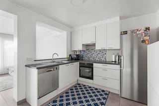 <p>In een rustige en aangename woonwijk, vlak bij het centrum, bevindt zich deze verzorgde gezinswoning die ruimte, licht en comfort combineert.</p><p></p><p>De woning beschikt over drie slaapkamers en een lichtrijke leefruimte met open keuken, wat zorgt voor een aangenaam en open woongevoel. Dankzij de grote raampartijen geniet u de hele dag door van veel natuurlijke lichtinval. De woning beschikt ook over een aangename tuin waar u in alle rust kunt genieten.</p><p></p><p>De woning biedt bovendien een ruime garage met extra opslagplaats, wat zorgt voor extra praktisch comfort. Een bijkomende troef is de volwaardige zolder, die extra mogelijkheden biedt.</p><p></p><p>Met een EPC-label D is er geen renovatieplicht, wat deze woning ook op energetisch vlak interessant maakt. Daarnaast is de woning asbestveilig en beschikt zij over een conforme elektrische installatie.</p><p></p><p>De ligging is een grote troef: rustig wonen in een gezinsvriendelijke buurt, maar toch op korte afstand van het centrum van Zele, met winkels, scholen en openbaar vervoer in de nabijheid.</p><p></p><p>Deze woning is ideaal voor wie op zoek is naar een instapklare gezinswoning met veel ruimte op een centrale en toch rustige locatie.</p><p></p><p>Interesse? Contacteer ons gerust voor meer informatie of een bezoek.</p>