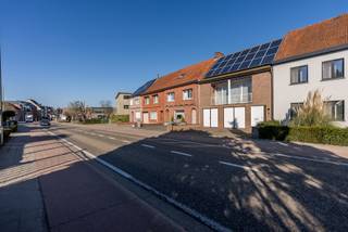 <p>Deze karakter volle centrum woning, gelegen hoekje om de vismarkt van Tessenderlo-Ham is de ideale woning voor starters of mensen die van het comfort willen genieten van het wonen in een centrum.</p>
<p>De woning werd gebouwd in 1990 beschikt over 89 m² aan bewoonbare oppervlakte en bevindt zich op een perceel van 3a 72ca. Dankzij het gunstig EPC label B, de conforme elektriciteit en voorziening van zonnepanelen is deze woning volledig mee met het vooropgestelde toekomst perspectief.<br /><br /><strong>Indeling:<br /></strong><span>Gelijkvloers</span><br />- Inkomhal met trap naar leefgedeelde (+1)<br />- Inpandige garage en extra ruimte voor polyvalent gebruik<br />- Afgesloten doorrit onder de woning naar de tuin<br /><br /><span>1<sup>ste</sup> verdieping</span><br />- Hal voorzien van toilet<br />- Open keuken aansluitend aan de lichtrijke leefruimte met balkon<br />- 2 slaapkamers gelegen achteraan de woning<br />- Badkamer voorzien van bad, douche en wastafel</p>
<p><span>Zolderverdieping</span><br />- Mits plaatsen van vaste trap in de hal, mogelijkheid tot extra slaapkamer en ensuite dressing</p>
<p><strong></strong><strong>Extra troeven:</strong><br />- Goed onderhouden tuin voorzien van terras, tuinhuis en een poortje achteraan het perceel<br />- Gunstige attesten zoals EPC, asbestattest en elektrische keuring<br />- Warmtepompen aangedreven door zonne-energie<br />- Centraal gelegen en dicht bij alle faciliteiten zoals winkels, scholen, horeca, openbaar vervoer en diverse voorzieningen.</p>
<p>Heeft u interesse in deze woning? Wacht niet te lang en contacteer ons op<span> </span><strong>013 66 62 08</strong><span> voor meer informatie.<br /><br /><em>*ai renders in de advertentie zijn louter ter illustratie</em><br /></span></p>
