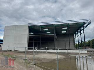 Showroom d’une superficie totale de 754 m² avec une mezzanine de 511 m², situé le long de la célèbre Woluwelaan à Vilvoorde/Machelen. Grâce aux grandes baies vitrées, votre entreprise bénéficiera d’une visibilité exceptionnelle, ce qui se traduira par une forte notoriété de marque.<br />Les 13 showrooms ont des superficies à partir de 722 m² avec mezzanine, pouvant aller jusqu’à 9.646 m². <br /><br />Situation stratégique à seulement 1 km de l’entrée et de la sortie 12 Vilvoorde–Luchthavenlaan de l’E19, avec un accès immédiat au ring R0, ainsi qu’à l’aéroport et à Brucargo. La Schaarbeeklei (N1) se trouve à seulement 2 km.<br /><br />Ce showroom et ces espaces de stockage font partie de Salyx Park. Celui-ci a été conçu avec une forte attention portée à la fonctionnalité, la durabilité et l’innovation. Les bâtiments répondent aux certifications BREEAM et sont équipés de pompes à chaleur, de panneaux solaires, de systèmes de récupération d’eau et d’un éclairage LED intelligent avec détecteurs de mouvement, permettant un éclairage économe en énergie dans les unités.<br /><br />Les showrooms varient en taille, offrent plusieurs possibilités d’aménagement et sont équipés de portes sectionnelles.<br />Chaque unité dispose d’une grande façade vitrée, d’une porte sectionnelle à l’arrière, d’une hauteur libre de 9 m et d’une mezzanine destinée aux bureaux de vente ou aux espaces administratifs. Des espaces uniques dans cet emplacement commercial de premier choix.<br /><br />L’infrastructure de haute qualité et l’agencement intelligent rendent le parc non seulement économe en énergie, mais également hautement adaptable aux besoins des entreprises.<br /><br />Contactez <strong>PANORAMA B2B</strong> pour plus d’informations ou pour organiser une visite sans engagement au <strong>0477 30 40 05</strong>