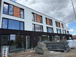 Ruim en aangenaam duplexappartement met 2 slaapkamers en 3 terrassenHet appartement omvat op eerste verdieping een inkom met mogelijkheid vestiaire,...