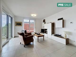Het appartement is doordacht ingedeeld en dankzij de grote raampartijen geniet je in de leefruimte van een maximale lichtinval.De indeling is als volgt:- inkomhal met ruimte voor vestiaire- lichtrijke woonkamer met een open, geïnstalleerde keuken voorzien van alle modern comfort- praktische berging aansluitend aan de keuken- slaapkamer- badkamer met inloopdouche en lavabomeubel- afzonderlijk toilet- terras Met het oog op de toekomst is dit appartement uitstekend geïsoleerd en energiezuinig geoptimaliseerd. Dit resulteert in een gunstig EPC-label, wat niet alleen zorgt voor een lage energiefactuur, maar het pand ook direct toekomstbestendig maakt voor eigen bewoning of verhuur.Gedaan met parkeerstress in het centrum. Bij dit appartement is een private autostaanplaats inbegrepen. Daarnaast is er in het gebouw een gemeenschappelijke fietsenberging aanwezig.Door de strategische ligging, de energiezuinige technieken en de hoge huurvraag in Aalter leent dit appartement zich uitstekend als opbreigsteigendom met een mooi rendementspotentieel (3,57%). Ook voor starters is dit de ideale opportuniteit om comfortabel te starten zonder renovatiezorgen.De eigendom wordt aangeboden via de Pre-sale formule. Op 25/06/2026 tussen 16:00 en 18:00 kan u de woning op afspraak komen bezichtigen en een bod uitbrengen. De vermelde prijs is een instelprijs. Voor meer info, gelieve contact op te nemen met de dossierverantwoordelijke.Bestuursmaatregelen in het maatregelenregister: nee