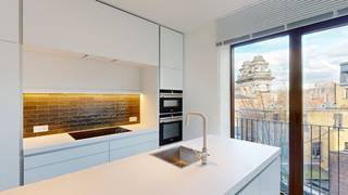 <p>Nieuwbouw appartement met zicht op de Schelde. <br /><br />Gelegen op de eerste verdieping van nieuwbouwproject THE GALLERY, vlakbij de Scheldekaaien en het vernieuwde Zuidpark. Geflankeerd door het MHKA, de Hoopnatie en vele galerieën, ademt deze site het bruisende karakter van het Zuid.<br /><br />Men betreedt het appartement via de inkomhal met separaat toilet. De leefruimte geniet veel lichtinval dankzij de grote raampartijen langs beide kanten. Open de schuifwanden en geniet van een inpandig Zuid-West gericht terras met zicht op de Schelde. Verder een volledig geïnstalleerde open <span>bulthaup </span>keuken met kookeiland.<br /><br />Achteraan bevinden zich 2 ruime slaapkamers, met telkens een ensuite badkamer.<span> </span>Masterbedroom met aansluitend badkamer voorzien van dubbele wastafel en ligbad. Verder een tweede slaapkamer met aansluitend een douchekamer. Bergruimte met aansluiting voor wasmachine en droogkast.<br /><br />Bijzonderheden: <br />- Mogelijkheid om een dubbele ondergrondse autostaanplaats nr 26 te huren aan 220 EUR/maand. <br />- Mogelijkheid om op vennootschap te huren<br /><br /></p>