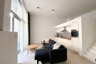 Dit duplexappartement van ca 84 m² bevindt zich op een hippe toplocatie in de Antwerpse theaterbuurt, om de hoek van de Stadsschouwburg, de...