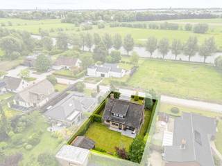 TOPLOCATIE! Ontdek deze ruime, op te frissen/te renoveren alleenstaande villa met 4 slaapkamers en inpandige garage, gelegen op een...
