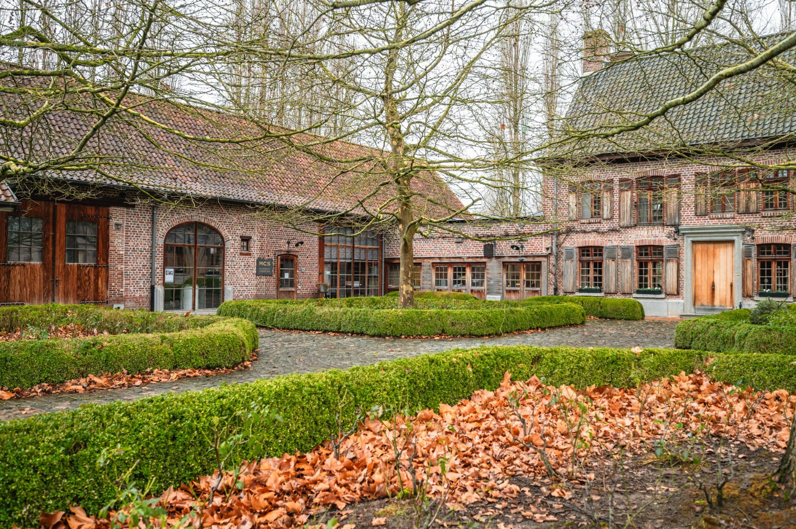 Unieke vierkantshoeve op uitgestrekt domein, geschikt voor diverse doeleinden - foto 1