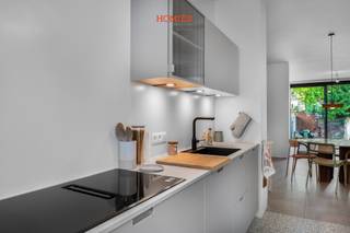Met veel plezier stellen wij u deze volledig gerenoveerde woning voor, gelegen op een absolute toplocatie in Heverlee, net buiten de bruisende Leuvense binnenstad. Deze woning combineert hedendaags wooncomfort met een uiterst energiezuinige afwerking. Via de inkomhal komt u binnen in de open leefkeuken, die naadloos aansluit op de eet- en leefruimte. Dankzij de volledig opengewerkte gelijkvloerse verdieping geniet u hier van een uitzonderlijk ruimtegevoel en een overvloed aan natuurlijk licht. Het grote schuifraam in de woonkamer versterkt het aangename binnen-buitengevoel en geeft toegang tot de zuidwest-georiënteerde stadstuin. De woning beschikt verder over vier slaapkamers en biedt de mogelijkheid tot twee badkamers, wat zorgt voor extra comfort en flexibiliteit voor gezinnen, thuiswerkers of wie graag ruimte heeft voor hobby’s of logees. De hedendaagse badkamer is uitgerust met een zeer ruime inloopdouche, een ligbad en een dubbele lavabo. Ook op technisch vlak scoort deze woning uitstekend: met EPC-label A, 20 zonnepanelen, een thuisbatterij, een lucht-waterwarmtepomp op het gelijkvloers en een lucht-luchtsysteem met airco vanaf de eerste verdieping, woont u hier bijzonder energiezuinig. Daarnaast beschikt de woning over een regenwaterput aangesloten op de toiletten, een ventilatiesysteem C en een ruime kelder. Kortom: een energiezuinige en smaakvol vernieuwde woning op een gegeerde ligging in Heverlee. Interesse? Contacteer ons via info@homies.be of 016 22 82 22. (stedenbouw in aanvraag)