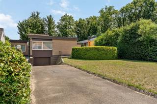 <p><span>Zeer goed onderhouden GV woning (bungalow) met 3 slaapkamers uiterst rustig gelegen op een zonnig georiënteerd perceel van 8a43ca in de nabijheid van het centrum van Koersel.</span></p><p><span> </span></p><p><span>Belangrijkste troeven:</span></p><p><span>- Centrale doch rustige ligging en zo in de nabijheid van scholen, openbaar vervoer, winkels en sportfaciliteiten.</span></p><p><span>- Kwalitatief afgewerkt en uitstekend onderhouden.</span></p><p><span>- 3 slaapkamers</span></p><p><span>- Gelijkvloers</span></p><p><span>- Prachtig onderhouden tuin met gezellig terras</span></p><p><span>- Airco</span></p><p><span>- 2 zonneluifels</span></p><p><span>- Ruime kelder en kruipkelder aanwezig</span></p><p><span> </span></p><p><span>Bekijk zeker ook de fotos en de grondplannen met de afmetingen. Zo krijgt u van thuis uit al een perfect beeld van wat deze woning te bieden heeft!</span></p><p><span> </span></p><p><span>Wenst u meer info of een vrijblijvende bezichtiging, contacteer dan ons kantoor op het nummer 011 85 15 15 en wij helpen u graag verder.</span></p>