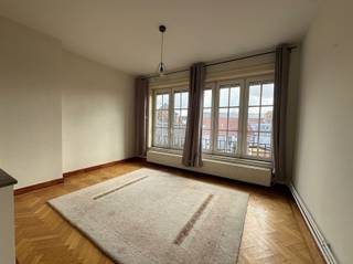 INDELING :- Hal- Living met parket- Ingerichte keuken met kasten en toestellen- Ingerichte badkamer met ligbad, wc, lavabo + wasmachine-aansluiting-...