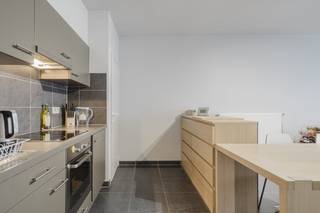 Dit recent gebouwde appartement (2009) in de Schippersstraat 2 combineert een sterke ligging met een uiterst stabiele investering. Op amper 100 meter van de vernieuwde verlaagde Leieboorden woon je – of laat je je huurders wonen – in één van de leukste buurten van Kortrijk: alles bevindt zich op wandel- en fietsafstand. Het historische centrum, horeca, shopping, station en de nieuwe verlaagde Leieboorden liggen letterlijk om de hoek.Het appartement omvat een lichtrijke leefruimte met open keuken, twee volwaardige slaapkamers, een badkamer en een praktische berging. De indeling is uiterst functioneel en gericht op zorgeloos wooncomfort.Op vandaag is het appartement verhuurd, wat dit een bijzonder interessante opportuniteit maakt voor wie op zoek is naar een direct en stabiel huurrendement.Bij aankoop hoort tevens een carport (18.000 euro) — een absolute meerwaarde in deze buurt waar parkeermogelijkheden eerder beperkt zijn.TroevenIdeaal investeringsappartementGebouwd in 2009 – energiezuinig en onderhoudsvriendelijkOp 100 m van de verlaagde LeieboordenAlles op wandel- en fietsafstandTwee volwaardige slaapkamersOp heden verhuurd – onmiddellijk rendementAankoop bijhorende carport (+18.000 euro)