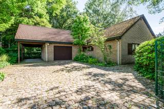 Welkom in deze vrijstaande woning, gelegen aan de gegeerde Bethaniënlei in Sint-Job-in-'t-Goor. Hier woont u in een residentiële en groene omgeving, gekenmerkt door ruime percelen, volwassen bomen en een aangenaam buurtgevoel. Dankzij de centrale ligging bevinden winkels, scholen, openbaar vervoer en het centrum van Brecht zich op korte afstand.<br />Voor liefhebbers van natuur en ontspanning is dit een absolute toplocatie. De woning grenst aan uitgestrekte bosgebieden en bevindt zich vlakbij het Antitankkanaal, het Albertkanaal en de prestigieuze Rinkven International Golf Club. Tal van wandel- en fietsroutes starten letterlijk in de buurt van de woning.<br /><br />Indeling van de woning:<br />Via de inkomhal met vestiairekasten en gastentoilet komt u in de bijzonder ruime leefruimte van ca. 70 m². De leefruimte bestaat uit een salon en eetkamer en geniet dankzij de grote raampartijen van een mooie connectie met de tuin. Via de veranda heeft u rechtstreeks toegang tot het terras en het groen.<br />De gesloten keuken beschikt over een praktische bijkeuken met aansluitingen voor wasmachine en droogkast. Vanuit de bijkeuken bereikt u de ruime garage.<br />Verder bevinden zich op het gelijkvloers twee ruime slaapkamers en een badkamer uitgerust met ligbad en douche. Via een uitklapbare trap in de garage is er toegang tot de zolderruimte.<br /><br />Buitenruimte & parkeren:<br />De bosrijke tuin vormt zonder twijfel één van de grootste troeven van deze eigendom. Het perceel biedt veel privacy en is aangelegd met een grote diversiteit aan bomen, struiken en beplanting. Daarnaast beschikt de tuin over een vijver, zonneterras, veranda en een praktische tuinberging. Een oase van rust en groen.<br />De woning beschikt over een ruime garage met automatische poort, een carport en een oprit voor meerdere wagens.<br /><br />Troeven van de woning:<br />- Rustige en groene topligging in Sint-Job-in-'t-Goor<br />- Ruim perceel met veel privacy<br />- Grote leefruimte van ca. 70 m²<br />- Gelijkvloers wonen mogelijk<br />- Garage, carport en ruime oprit<br />- Bosrijke tuin met vijver en veranda<br />- Uitbreidingsmogelijkheden (onder voorbehoud van vergunning)<br />- Vlakbij Rinkven Golf Club en natuurgebieden<br /><br />Kortom:<br />Deze woning is ideaal voor wie op zoek is naar rust, ruimte en groen, zonder in te boeten op bereikbaarheid. Dankzij de gelijkvloerse indeling, het ruime perceel en de uitbreidingsmogelijkheden biedt deze eigendom een uitstekende basis om een droomwoning te creëren op een toplocatie in Sint-Job-in-'t-Goor. <br /><br />Absoluut een bezoek waard!