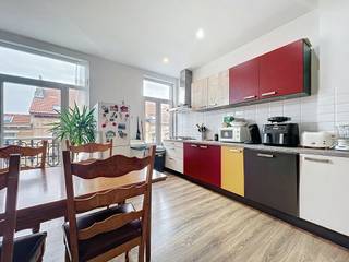 Duplexappartement met 2 slaapkamers te koop in Etterbeek – wijk Pont du GermoirGelegen in het hart van de zeer gegeerde wijk Pont du Germoir in...