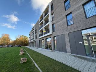 Dit instapklare appartement bevindt zich op de eerste verdieping van een gebouw in het centrum van Geel.We betreden het appartement via een ruime...