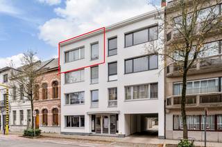 <strong>Instapklaar appartement met garage en gunstig EPC.</strong><br /><br />Op een rustige en vlot bereikbare locatie aan de rand van de stad Lier bevindt zich dit verzorgde en instapklare <strong>appartement op de 3de verdieping met </strong><strong>lift</strong>.<br /><br />Het appartement beschikt over een aangename en praktische indeling met een <strong>lichtrijke leefruimte, een volledig ingerichte keuken, een ingerichte badkamer, een apart toilet, twee slaapkamers en een overdekt terras </strong>waar het aangenaam vertoeven is.<br /><br />Daarnaast is er ook een <strong>garage</strong> inbegrepen en een <strong>kelderberging</strong>, wat zorgt voor extra comfort.<br /><br />De voorbije jaren werd er <strong>grondig geïnvesteerd in het gebouw</strong>, met onder meer een <strong>gevelrenovatie</strong> en een <strong>vernieuwd dak</strong>.<br />Mede dankzij deze ingrepen geniet het appartement van een <strong>gunstig EPC van 142 (label B)</strong>, wat resulteert in energiezuinig en toekomstgericht wonen.<br /><br />De ligging combineert <strong>rust</strong> met een <strong>vlotte verbinding</strong> naar het stadscentrum, winkels en belangrijke invalswegen.<br /><br />Ontdek het pand alvast via de <strong>interactieve grondplannen met foto’s</strong> op onze website:<br />👉 www.wijns.be (detailpagina van dit pand)<br /><br /><strong>Interesse?</strong><br />Neem gerust contact met ons op voor meer informatie of een bezoek ter plaatse.<br />📞 <strong>0473/33 33 33<br />✉️ philip@wijns.be</strong>