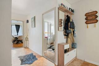 Cet appartement rénové à Anvers (2100) offre un confort de vie spacieux avec ses 101 m² habitables. Il comprend trois chambres et une salle de bain, et bénéficie d'un certificat EPC B favorable. Une terrasse privée offre un espace extérieur et l'ascenseur garantit un accès aisé. Les autres commodités incluent une cave pratique et un emplacement de parking. Les sols en bois et les murs clairs du séjour confèrent une allure soignée. C'est une résidence idéale pour ceux qui recherchent espace et confort.