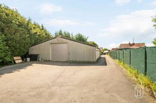 <p>Op zoek naar een ruime en instapklare gezinswoning met loods, en dus tal van mogelijkheden? <br />Deze verzorgde woning in Gullegem combineert comfortabele leefruimtes met een praktische indeling, een zonnige tuin en een garage.<br />Ruime loods/atelier van 155 m², toegankelijk via een achterliggende privéweg, ideaal voor zelfstandigen, hobbyisten of extra stockage.<br /><br />Indeling: Je betreedt de woning via de ruime inkomhal met gastentoilet en directe toegang tot de garage. Vervolgens kom je in de grote leefruimte met gezellige zithoek voorzien van een houtkachel en een aparte eetplaats. Aansluitend bevindt zich de keuken met zicht op de tuin en toegang tot de ruime veranda, waar het heerlijk vertoeven is in elk seizoen.<br />Op de eerste verdieping bevinden zich drie volwaardige slaapkamers, waarvan één met praktische dressing, en een badkamer. Bovendien is er ook een zolder aanwezig, wat praktische opbergruimte biedt.<br /><br />Troeven: instapklare en ruime woning, bewoonbare oppervlakte van 222 m² g,arage en oprit, energiezuinig dankzij zonnepanelen, rustige en praktische ligging, een loods/atelier van 155 m²<br /><br />Een woning met ruimte en comfort op een vlotte ligging in Gullegem.<br /><br />Interesse? Contacteer ons via feline@immobeguin.be</p>