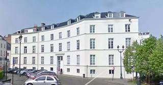 Practical and efficient offices for rent, in the center of Brussels, close to Madou metro station. The building is located partially on the historical and beautiful Place des Barricades and partially on the Boulevard Bischoffsheim. The offices will be renovated for every tenant before their entrance. The facade and entrance hall of the building has been renovated already. An ideal opportunity for companies looking for offices in a nice neighborhood, for rent at interesting conditions.