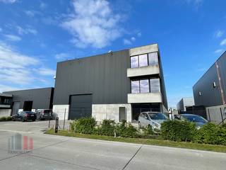 Strategisch gelegen bedrijfsgebouw bestaande uit een ruime magazijn/atelierruimte van 2.182 m² met geïntegreerde kantoorruimtes van 196 m², geschikt voor diverse activiteiten.<br /><br />De magazijnruimte met een vrije hoogte van maar liefst 11,5 m is uitgerust met 2 automatische sectionale poorten en 4 rolbruggen (2 x 15T (te verhogen tot 20T), 1 x 10T en 1 x 5T), wat een efficiënte werking garandeert voor zware toepassingen. <br />Technisch volledig in orde met een eigen hoogspanningscabine, LED-verlichting, en groene energievoorziening dankzij 150 zonnepanelen (geplaatst in 2018). Regenwaterrecuperatie via 2 putten van elk 15.000 liter.<br /><br />Op het gelijkvloers zijn sociale ruimtes ingericht met sanitair, douches en een refter met kitchenette. De kantoorruimtes zijn comfortabel ingericht en voorzien van verwarming en airconditioning via warmtepomp.<br /><br />Een casco ruimtes op de 3e verdieping kan ingericht worden als extra kantoorruimte of als (concierge)woning.<br /><br />Ruime parkeer- en manoeuvreerruimte met laadpaal voor elektrische voertuigen.<br /><br />Gelegen in de Eekhoutstraat te Wingene, in een vlot bereikbare KMO-zone met een uitstekende verbinding naar belangrijke invalswegen.<br /><br />Contacteer PANORAMA B2B voor meer inlichtingen, plannen of een vrijblijvend plaatbezoek 0476 215 115.
