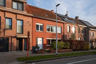 In het hart van Edegem, op wandelafstand van het bruisende centrum, vindt u deze uitzonderlijk brede rijwoning van 7,4 meter met drie...