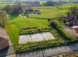 Terrain de projet à caractère rural avec permis et travaux préparatoires pour trois habitations neuves modernes, sur une parcelle de 797 m² à...