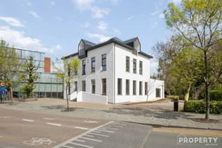 Commercieel gelegen handelsgelijkvloers op toplocatie te koop!Deze ruime handelsruimte (183 m²) wordt casco aangeboden en biedt tal van mogelijkheden...