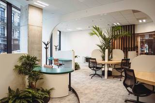 Aan de Bischoffsheimlaan 12-21 in hartje Brussel zijn drie volledig <strong>gemeubelde</strong> kantoorruimtes beschikbaar, van <strong>1.622 m² tot 1.856 m²</strong>.<br />Elke unit kan apart gehuurd worden, <strong>of samen als de 3 units</strong>, goed voor een totaal van <strong>5.152 m²</strong>.<br />De kantoren worden aangeboden via een <strong>klassiek huurcontract</strong> of een <strong>dienstenovereenkomst</strong>.<br /><strong>Parkingratio</strong> van <strong>1 plaats per 140 m²</strong> en <strong>archiefruimte beschikbaar</strong>.<br />Een instapklare en flexibele oplossing op een toplocatie in Brussel.