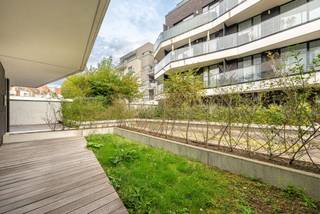 ETTERBEEK, vlakbij het Jubelpark, mooie studio van ± 45 m² bestaande uit een inkomhal, woonkamer met ingerichte open keuken en slaaphoek, doucheruimte, toilet, terras van ± 10 m² en tuin van ± 21 m². Kelder nr. 40. Overdekte parkeerplaats voor motorfiets „M4“ (+ 12.500 €) VERPLICHT. Dubbele beglazing, dubbele ventilatie, thermostaat, gepantserde deur. Kosten: ± 140 €/maand (beheerder, gemeenschappelijke kosten, verzekering). EPB: C. Momenteel verhuurd voor 954 €/maand – Huurcontract van 9 jaar vanaf 1/03/2024 – Mogelijkheid om het huurcontract te beëindigen, zodat de studio per 1 maart 2027 vrij is. Afmetingen ter indicatie