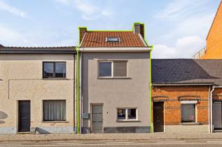 Deze gezellige rijwoning werd in 2016 volledig gerenoveerd met aandacht voor kwaliteit en energiezuinigheid. De woning is gelegen nabij het centrum van Mol met tal van winkels, restaurants, sportfaciliteiten en andere voorzieningen. <br /><br />De woonkamer is ingedeeld in een gezellige zithoek en eethoek. Dankzij de grote ramen vooraan de woning genieten we van aangenaam veel lichtinval. De moderne keuken bevindt zich aansluitend aan de leefruimte en is uitgerust met elektrische kookplaat, afzuigkap, koelkast, heteluchtoven en vaatwasser. Als we verder lopen komen we in de aanbouw waar zich nog ruimte bevindt voor een eettafel, leeshoek of werkruimte. De berging bevindt zich vlak naast de keuken en biedt tevens aansluiting voor een wasmachine. <br /><br />Op de verdieping is de woning voorzien van twee mooie slaapkamers, een volledig uitgeruste en vernieuwde badkamer en extra dressing. Via vaste trap bereiken we de zolderkamer welke momenteel ingericht is als derde zeer ruime slaapkamer.<br /><br />De tuin is bereikbaar zowel via de woning als via de achterliggende straat. Buiten het leuke genot van een tuin, biedt de tuin achteraan ook mogelijkheid tot parkeren.<br /><br />Huidig EPC: 159 kWh/m² (zonder de zonnepanelen). Volgens de simulatie zorgen de 8 reeds aanwezige zonnepanelen voor een EPC daling naar 122 kWh/m².
