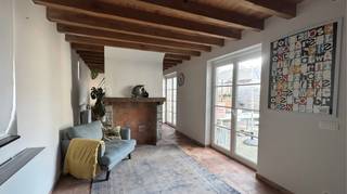 Achter deze idylisch 19de eeuwse gevel van 2 aaneensluitende woningen schuilt een verrassende vernieuwbouw van 104 m² met ruim TERRAS en voorzien van alle modern comfort. Deze woning gelegen vlakbij het Minnewaterpark, station en naburige ruime parking, is uitermate geschikt voor singles of ouder koppel. Kwalitatieve afwerking met prachtige oud-stenen vloer, massief eiken deuren en balken. Dubbele woonst met 2 ingangen, een inkom, living / eetplaats, keuken, bureel, berging, 2 wc's, links en rechts een rechte beuken trap naar de 2 slaapkamers, badkamer, zeer ruim stadsterras met plantenzone.   **  #leukwonen #brugge  **    **  Beschikbaar  1 oktobr 2026