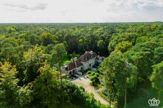 Luxueuze recente villa op een volledig zuid gericht binnenperceel van ca. 7.827 m2 met zwembad en eiken poolhouse. De villa omvat o.a. 6...